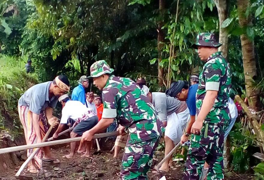 Buka Akses Jalan Baru, Banjar Umanyar Bersinergi dengan Tentara Nasional Indonesia