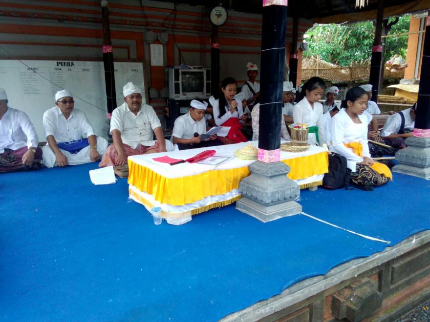 SMP Negeri 3 Bangli  Ngayah Pesantian di Pura Penataran Banjar Gaga