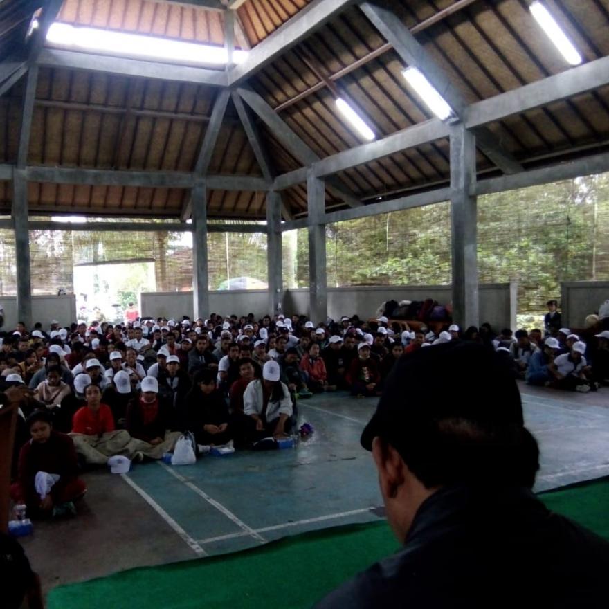 Ribuan Mahasiswa IKIP PGRI Bali Baksos di Desa Tamanbali