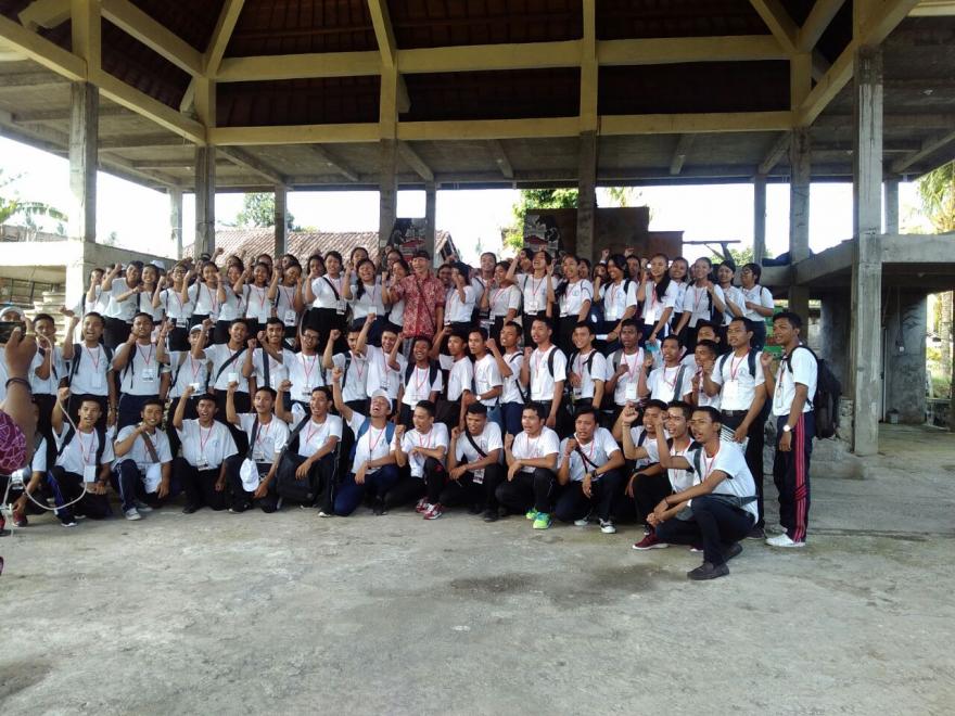 Rombongan Mahasiswa Baru Universitas Mahendradata Kunjungi Desa Wisata Guliang Kangin
