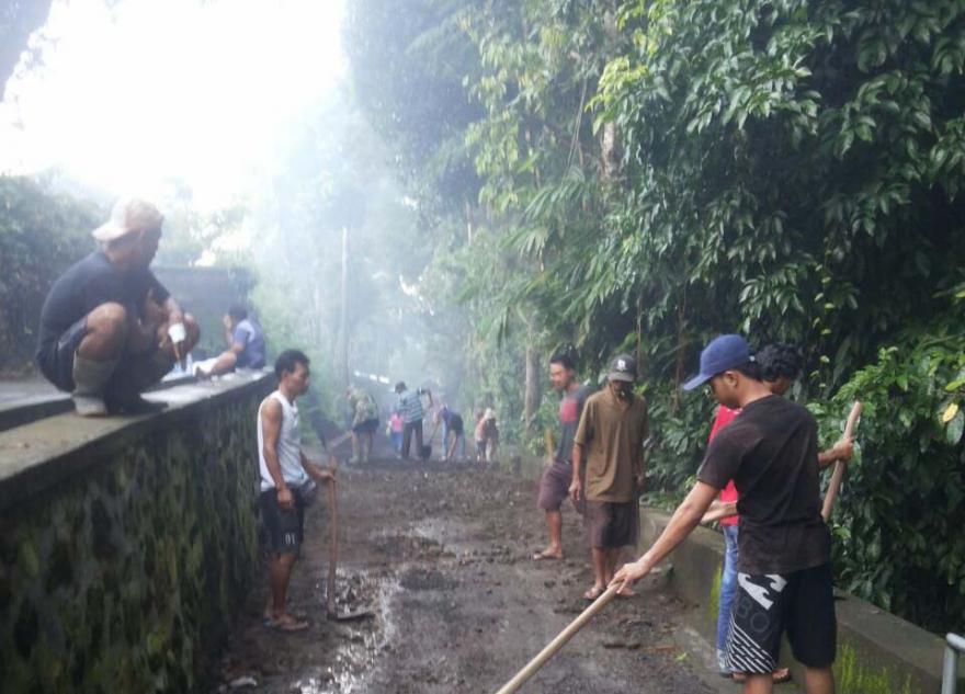 Lestarikan Tradisi Gotong Royong Masyarakat Banjar Teruna Laksanakan Pemeliharaan Jalan Dusun