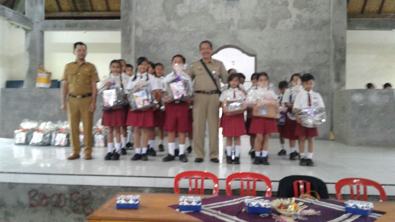 72 Siswa SD Berprestasi Mendapatkan Bingkisan dari Pemdes Tamanbali